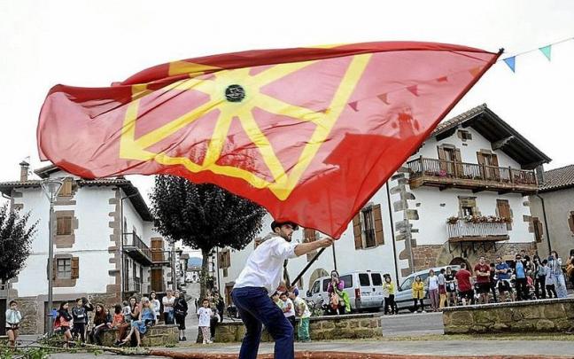 Bestei hasmenta emateko bandera dantza egin zuten aspaldiko partez.