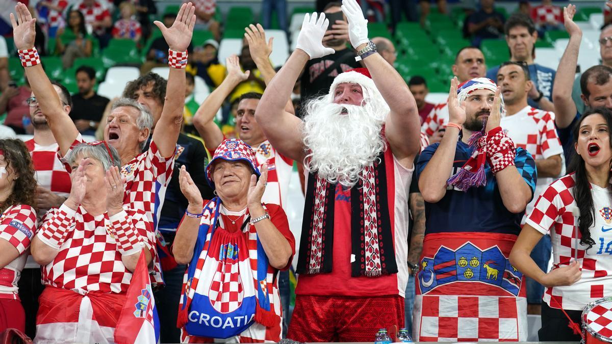 Aficionados croatas apoyan a la selección de su país.