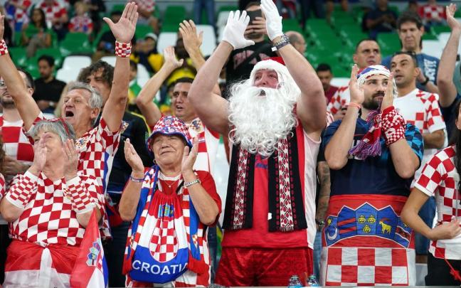 Aficionados croatas apoyan a la selección de su país. Aficionados croatas apoyan a la selección de su país.