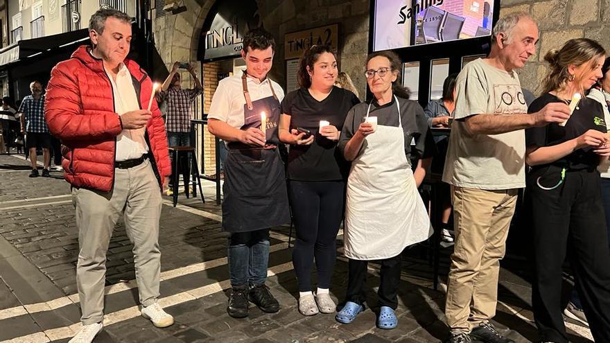 Participantes en la protesta se iluminan con velas