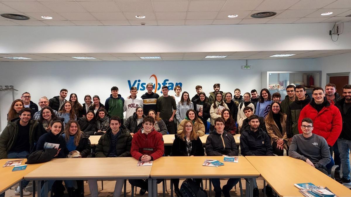 Los alumnos, durante la visita a Viscofan