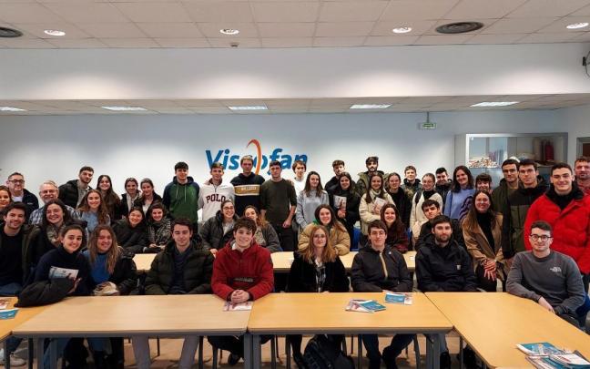 Los alumnos, durante la visita a Viscofan