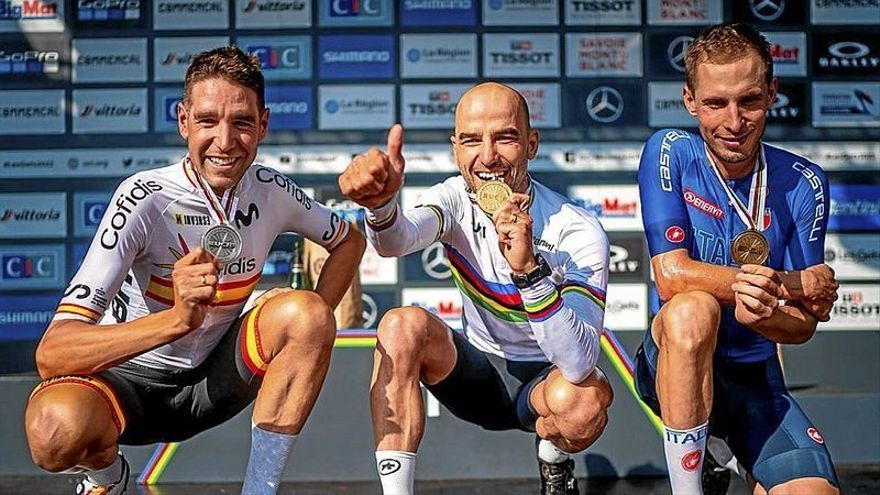De izquierda a derecha, David Valero, Nino Schurter y Luca Braidot, los tres medallistas.