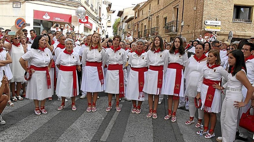 Un grupo de joteras cirboneras dedican una canción a la Virgen de la Paz.