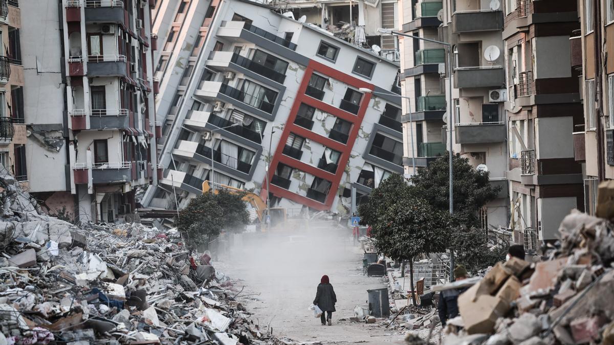 Turquía cifra en casi 85.000 los edficios destruidos por lo sterremotos.