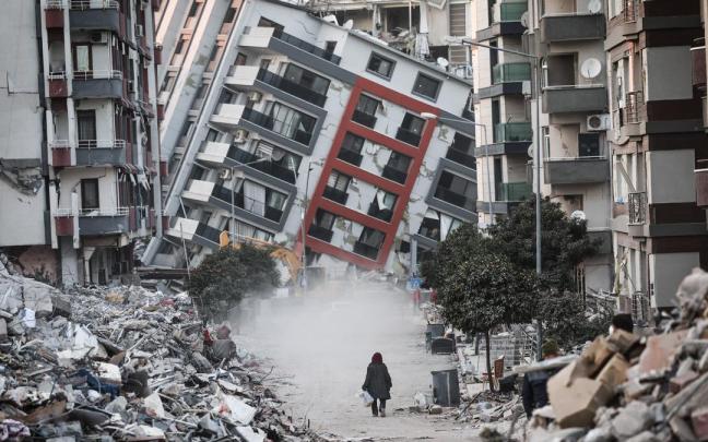 Turquía cifra en casi 85.000 los edficios destruidos por lo sterremotos. Turquía cifra en casi 85.000 los edficios destruidos por lo sterremotos.
