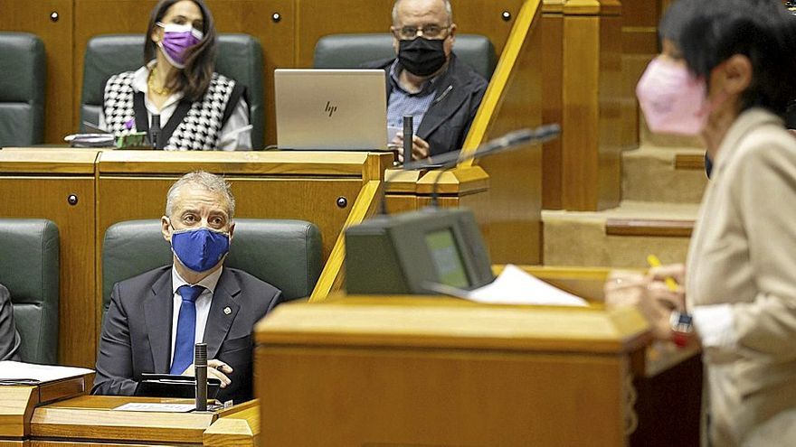 Iñigo Urkullu sigue con atención la intervención de la portavoz de EH Bildu, Maddalen Iriarte, en un pleno de control en el Parlamento Vasco. | FOTO: EFE