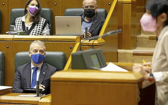 Iñigo Urkullu sigue con atención la intervención de la portavoz de EH Bildu, Maddalen Iriarte, en un pleno de control en el Parlamento Vasco. | FOTO: EFE Iñigo Urkullu sigue con atención la intervención de la portavoz de EH Bildu, Maddalen Iriarte, en un pleno de control en el Parlamento Vasco. | FOTO: EFE