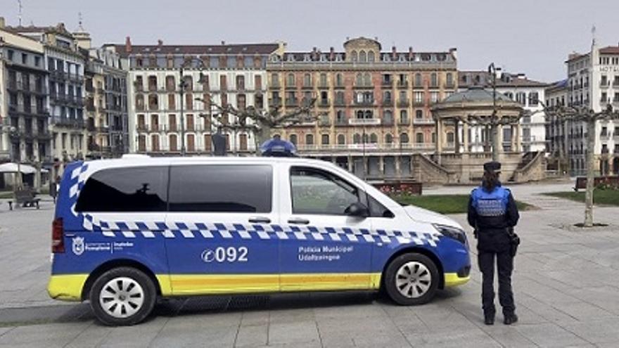 Una agente de la Policía Municipal, en el centro de Pamplona.