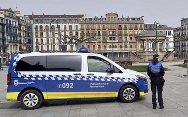 Una agente de la Policía Municipal, en el centro de Pamplona. Una agente de la Policía Municipal, en el centro de Pamplona.