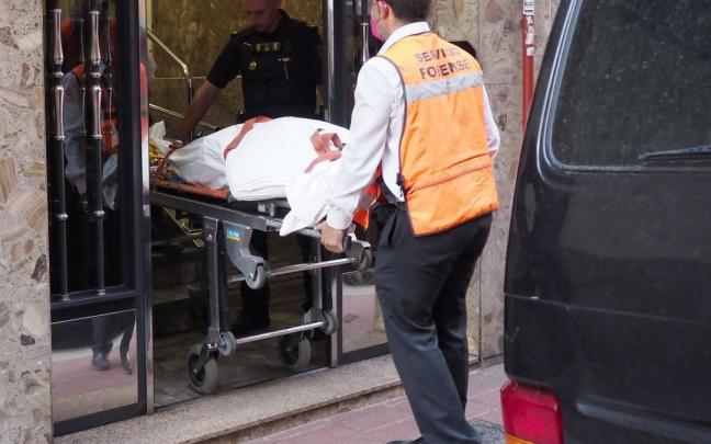 Operarios de los servicios funerarios sacan uno de los cuerpos. Operarios de los servicios funerarios sacan uno de los cuerpos.