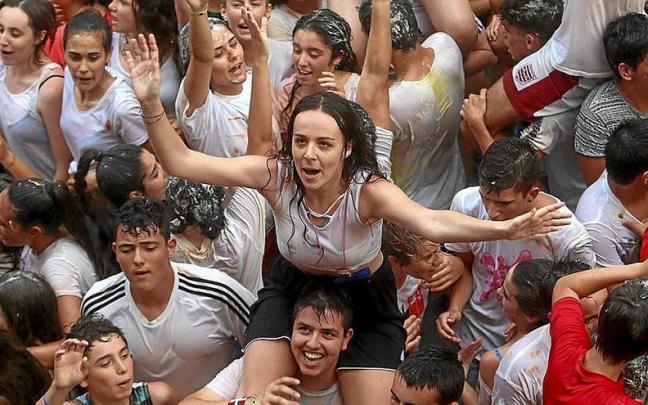 Gazteak Herriko Enparantzan txupinazoaren zain aurreko madalena batzuetan.