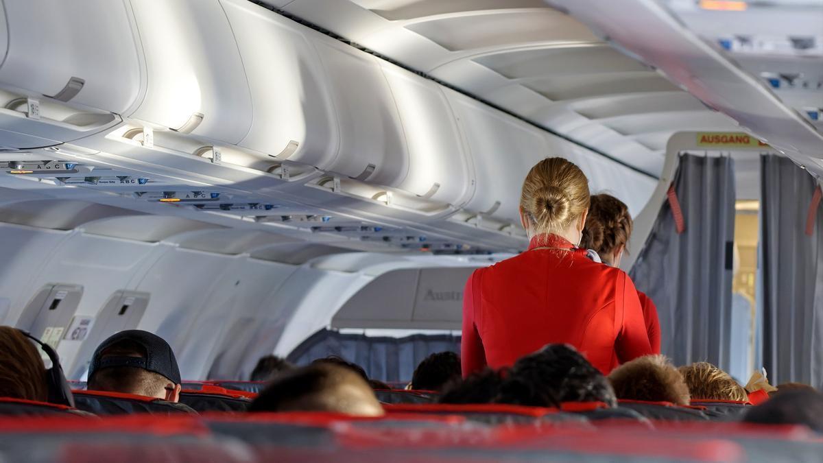 Dos azafatas en el interior de un avión.