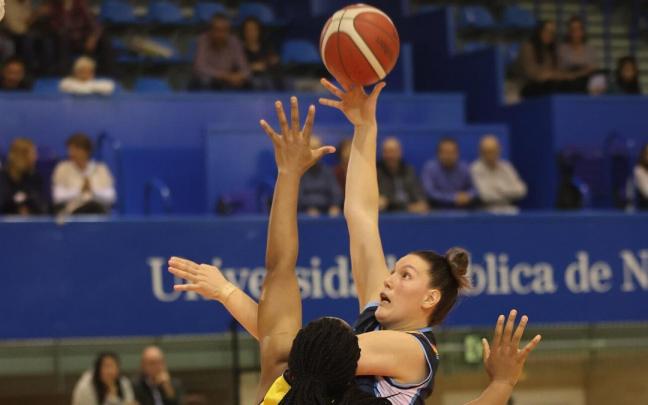 Diana Cabrera lanza ante una rival