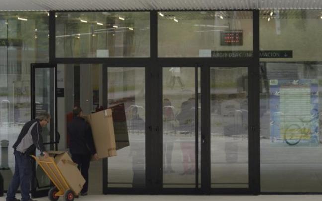 Puertas del centro cívico de Salburua antes de su modificación en 2019.