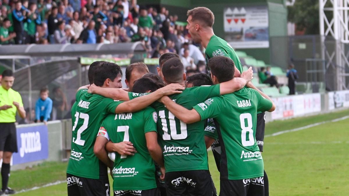 Los jugadores del Sestao celebran uno de sus goles.