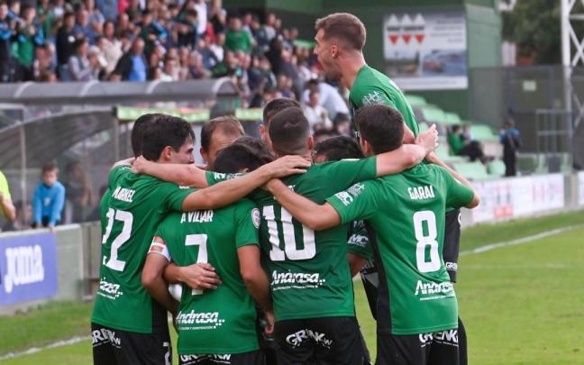 Los jugadores del Sestao celebran uno de sus goles.