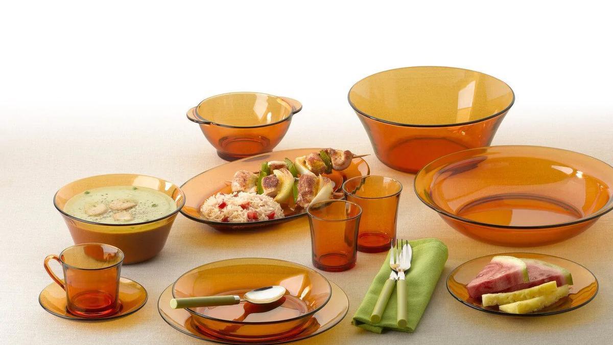 Vasos, tazas, platos y fuentes ámbar de Duralex.