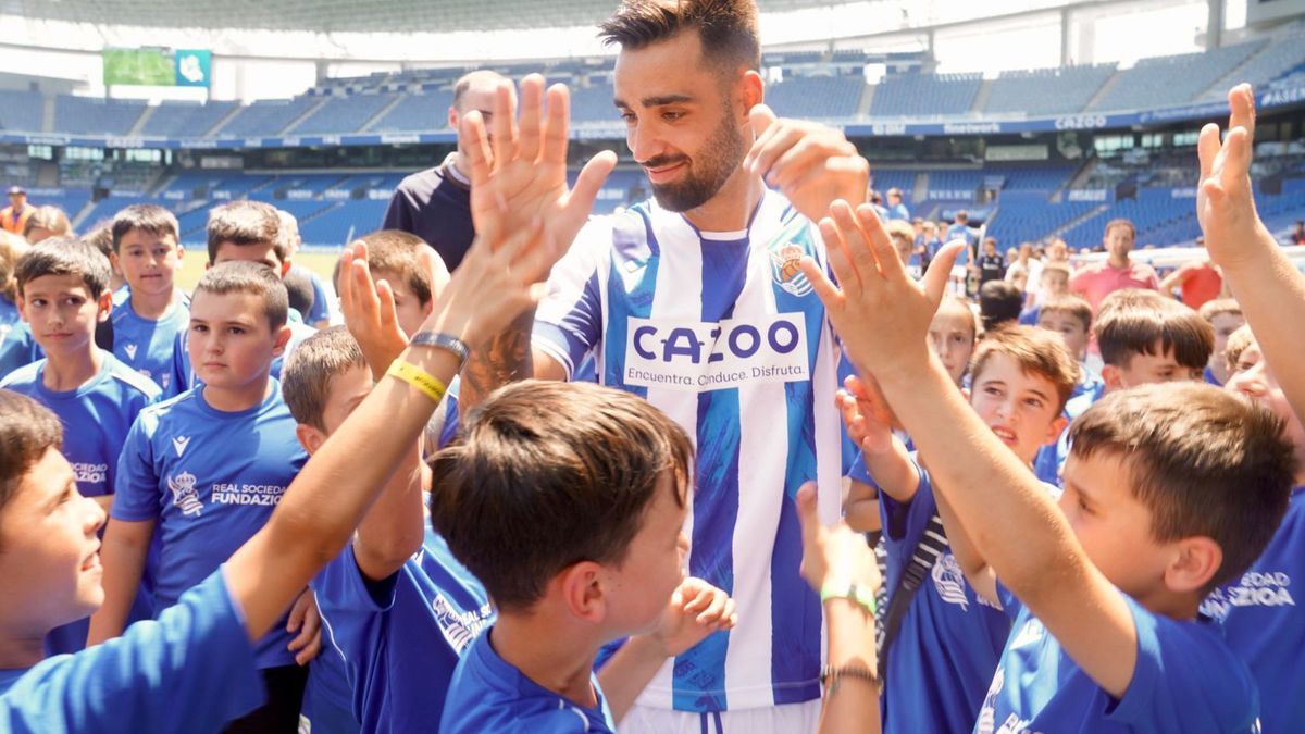 Brais atiende a unos niños en su presentación