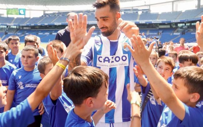 Brais atiende a unos niños en su presentación Brais atiende a unos niños en su presentación