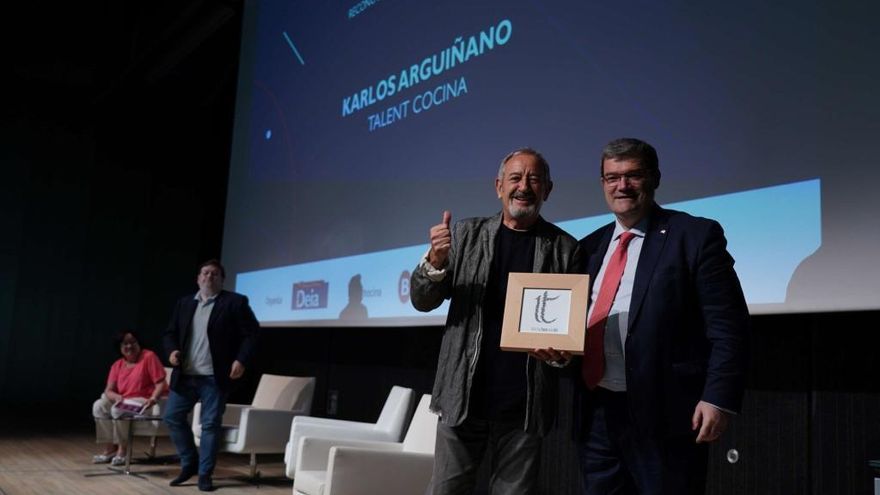 Karlos Arguiñano recoge el premio Talent Cocina en el Palacio Euskalduna.