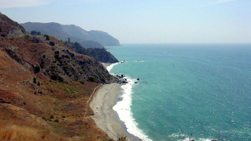 Los acantilados de Maro son un espacio costero de enorme riqueza geológica e histórica.