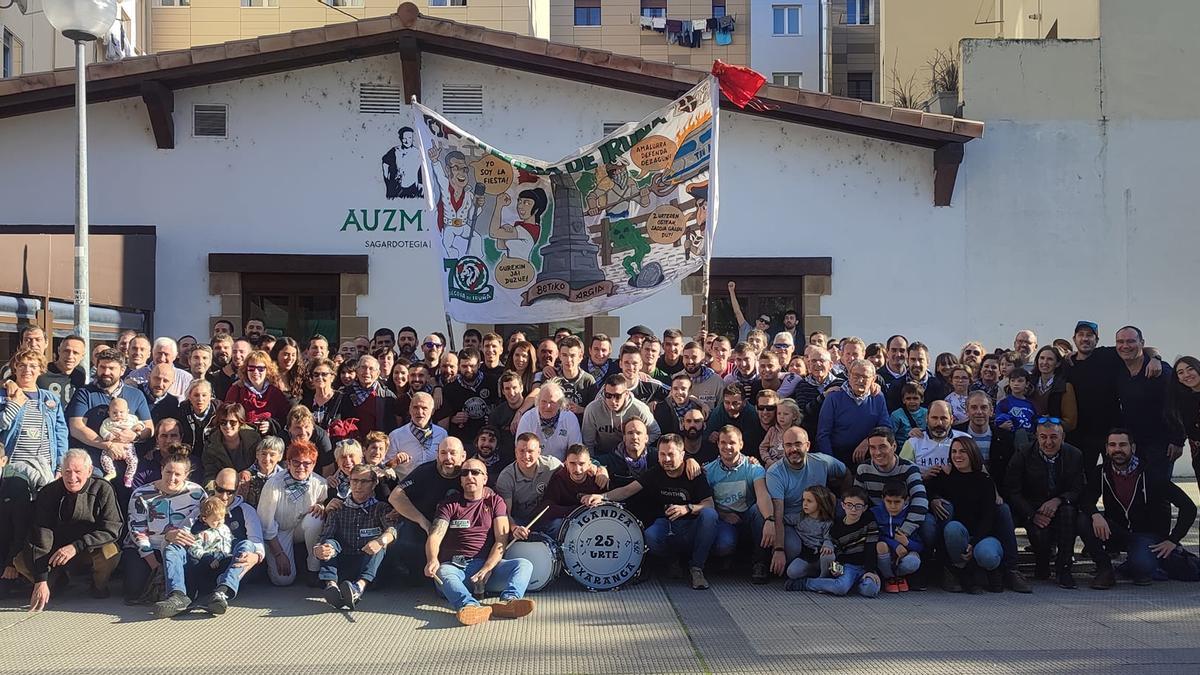 Foto de familia con los socios de la peña se apuntaron a la comida en una sidrería de la Rochapea.