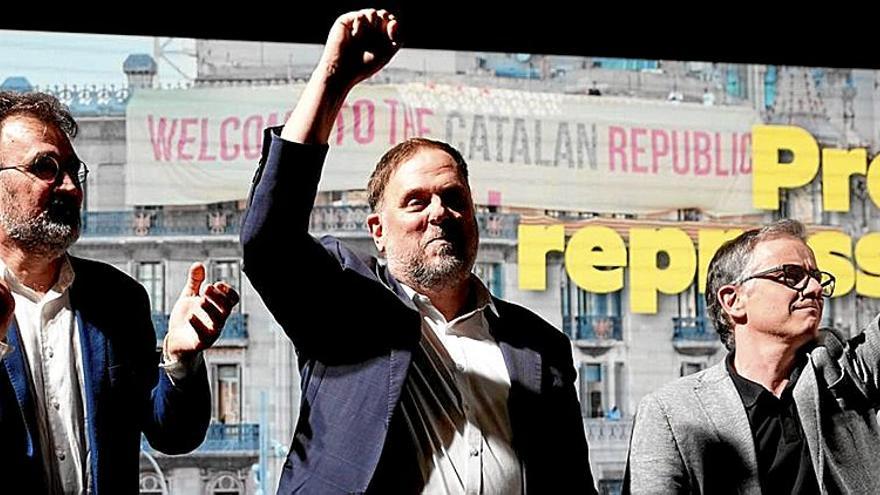 Lluís Salvadó, Oriol Junqueras y Josep Maria Jové, en un acto de Esquerra en favor de la independencia. | FOTO: EFE
