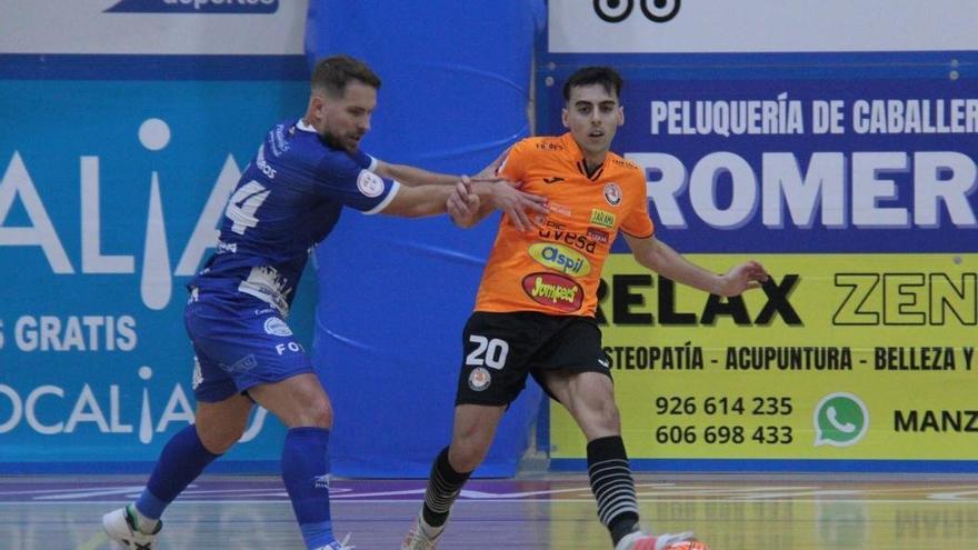 Carlos Bartolom&eacute; (d), en un lance del juego.