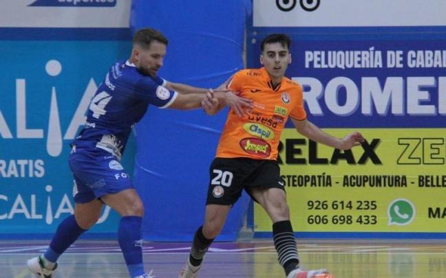 Carlos Bartolom&eacute; (d), en un lance del juego.