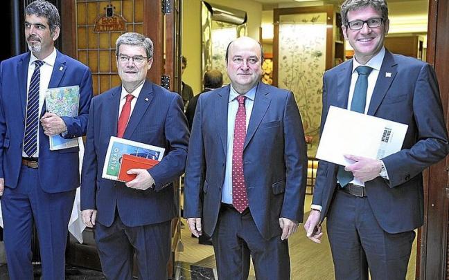 El presidente del EBB del PNV, Andoni Ortuzar, flanqueado por los alcaldes Eneko Goia, Juan Mari Aburto y Gorka Urtaran. | FOTO: OSKAR GONZ&Aacute;LEZ