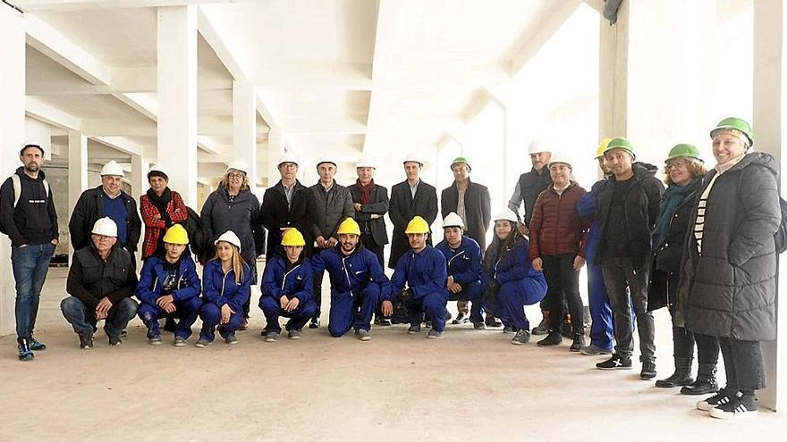 Las entidades que participan en el proyecto se reunieron ayer con los jóvenes en Olaldea. | FOTO: A.Z.