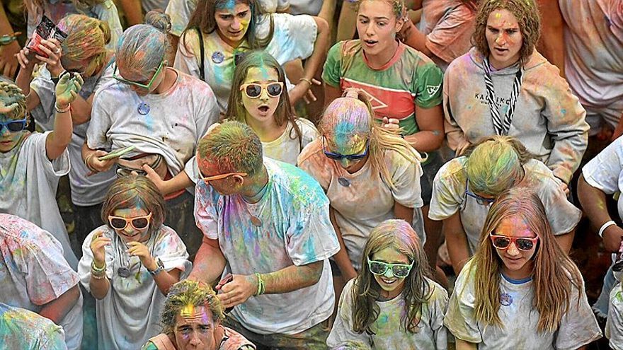 Gafas y camisetas viejas, indispensables para participar en el Holi Fest.