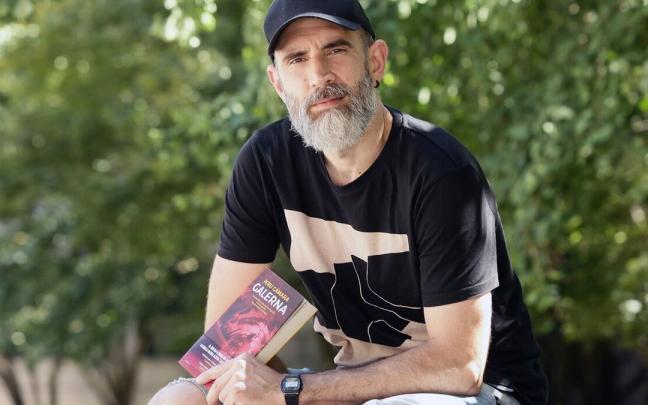 El escritor Peru C&aacute;mara con su debut, 'Galerna'.