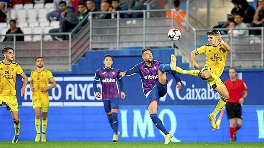 Matheus pelea por un balón con un jugador del Mirandés, en el partido que tuvo lugar anoche en Ipurua. | FOTO: LALIGA