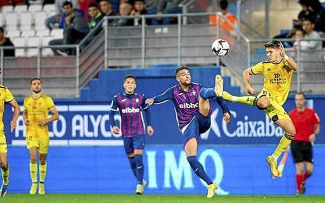 Matheus pelea por un balón con un jugador del Mirandés, en el partido que tuvo lugar anoche en Ipurua. | FOTO: LALIGA