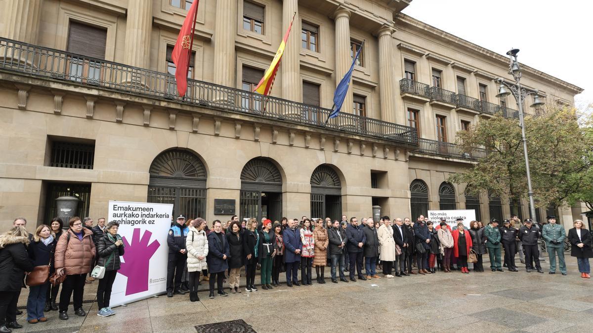 Concentración silenciosa de las insticiones forales junto al Palacio de Navarra.