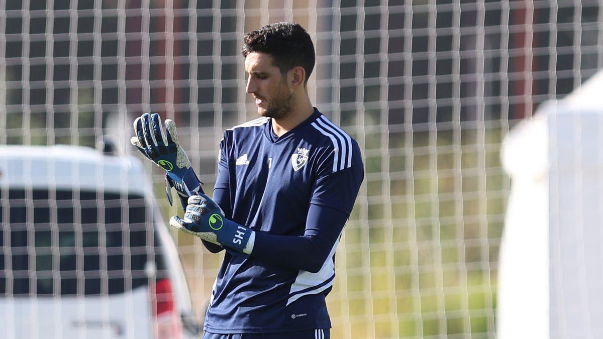 Sergio se coloca los guantes en el entrenamiento de este martes en Tajonar.