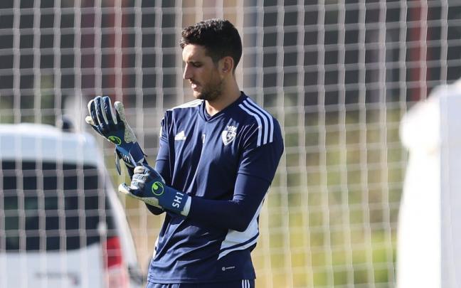 Sergio se coloca los guantes en el entrenamiento de este martes en Tajonar.