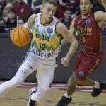 Ludde Hakanson penetra a canasta ante Travis Trice.