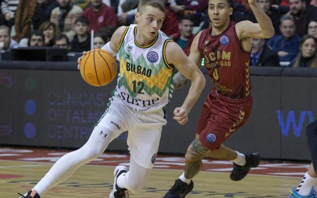 Ludde Hakanson penetra a canasta ante Travis Trice.