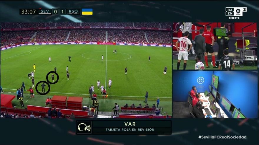 Llegan luego las expulsiones. Y, ante un Sevilla en inferioridad, Imanol apuesta por hacer el campo lo más ancho posible. Curioso comprobar cómo, aún contra diez (Del Cerro está revisando la entrada de Nianzou), el míster ya activa el cambio a 4-3-3.