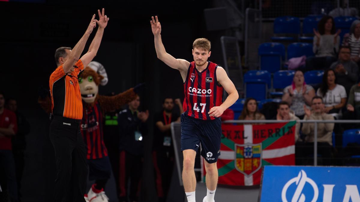 Kurucs, que tuvo que retirarse antes del final del partido por un golpe en el hombro, celebra uno de sus cuatro triples ante el Girona