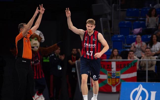 Kurucs, que tuvo que retirarse antes del final del partido por un golpe en el hombro, celebra uno de sus cuatro triples ante el Girona Kurucs, que tuvo que retirarse antes del final del partido por un golpe en el hombro, celebra uno de sus cuatro triples ante el Girona
