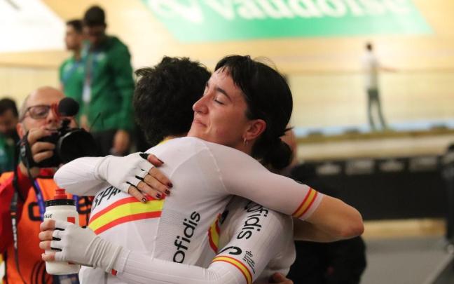 Eukene Larrarte se abraza a una compa&ntilde;era de la selecci&oacute;n estatal tras lograr la medalla de plata.