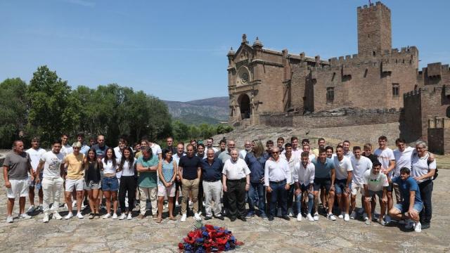 La expedición de Osasuna, con el Castillo de Javier de fondo. La expedición de Osasuna, con el Castillo de Javier de fondo.