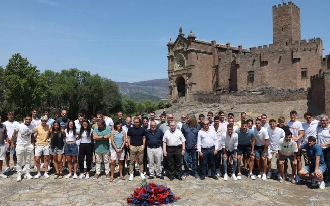 La expedición de Osasuna, con el Castillo de Javier de fondo. La expedición de Osasuna, con el Castillo de Javier de fondo.