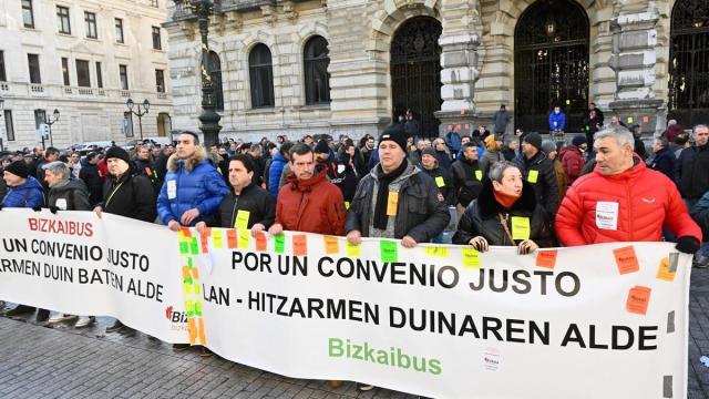 Los trabajadores de Bizkaibus se han concentrado esta mañana frente al Palacio Foral