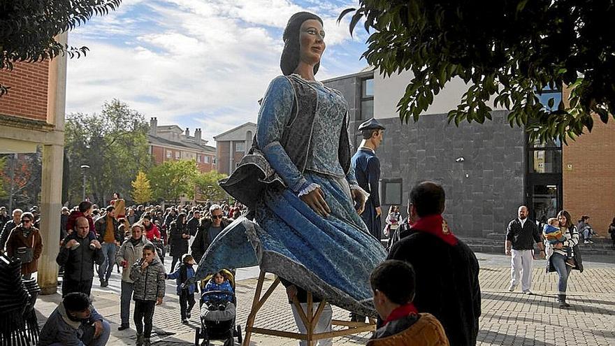 Una multitud acompañó a losgigantes por las calles de Zizur Mayor | FOTO: IÑAKI PORTO