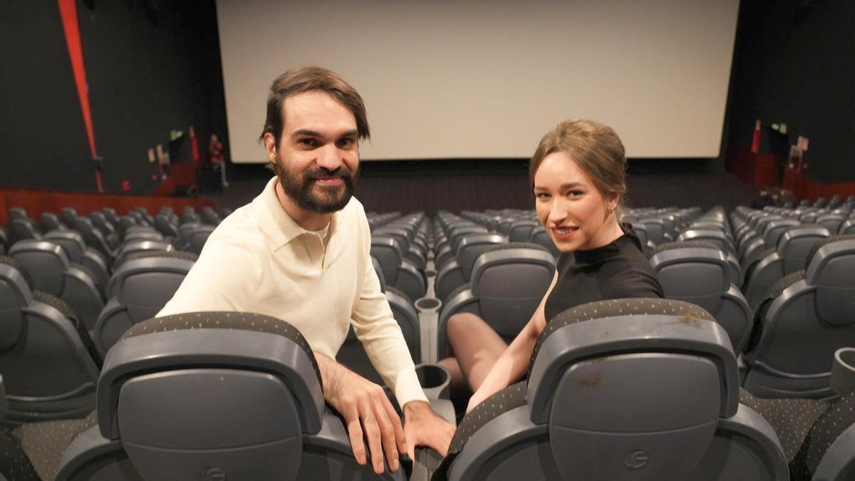 Eneko Sagardoy y Edurne Azkarate posan en los cines Gorbeia antes de sus entrevistas por el estreno de 'Irati'